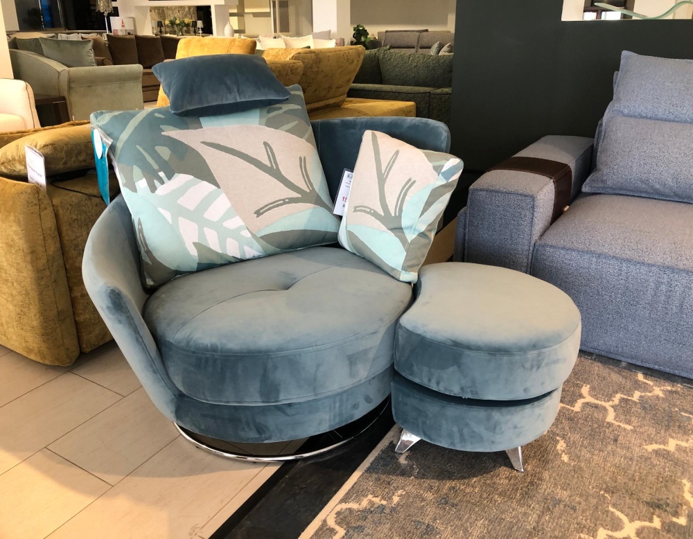 Испанское поворотное кресло с пуфом Roxane